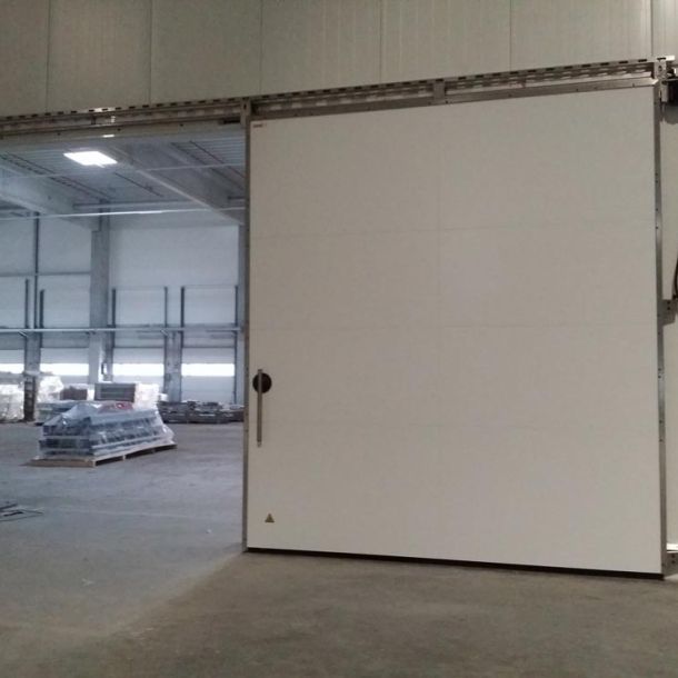 Eine offene Schiebetür die einen Kühlraum abgrenzt.