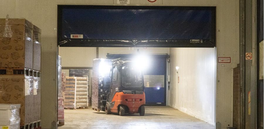 Ein Gabelstapler in einer Lagerhalle