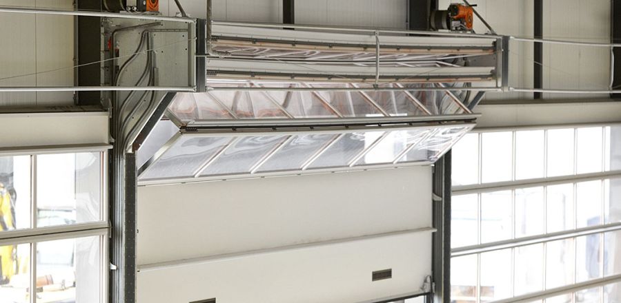 Ein Hallentor, welches sich beim hochfahren zuklappt.