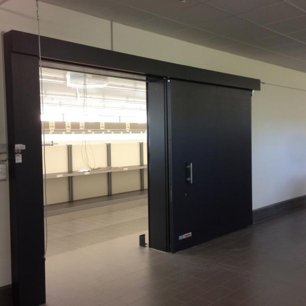 Ein massives Brandschutztor, welches offen steht.